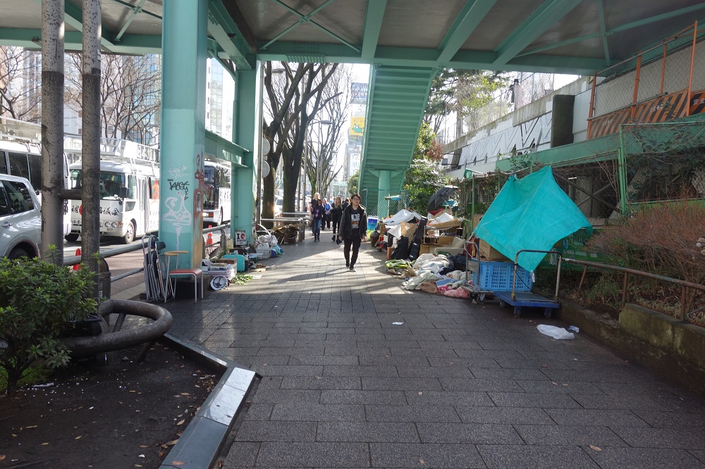 Auch diese Seite gibt es in Tokyo - wie in jeder Großstadt: Menschen, die auf der Straße leben. In Sapporo auch, doch im Winter suchen sich die Menschen andere Aufenthaltsorte, weil es draußen zu kalt ist.