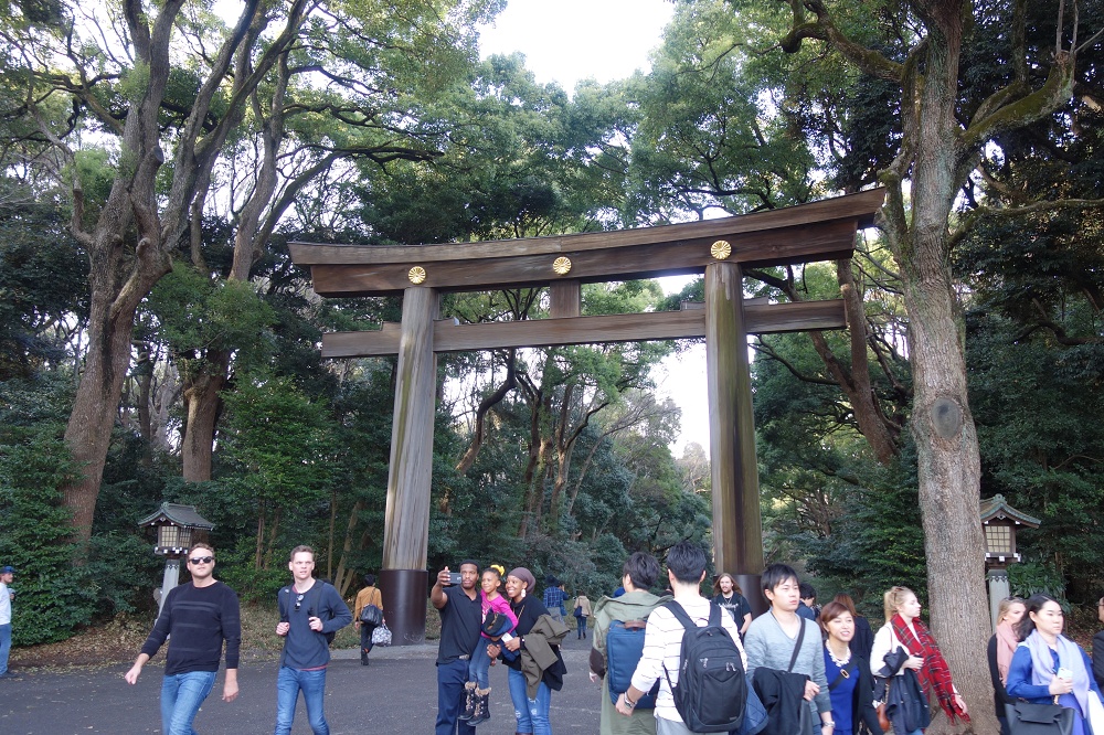 Sehr international: Der Eingang zum weitläufigen Gelände des Meiji-Schreins