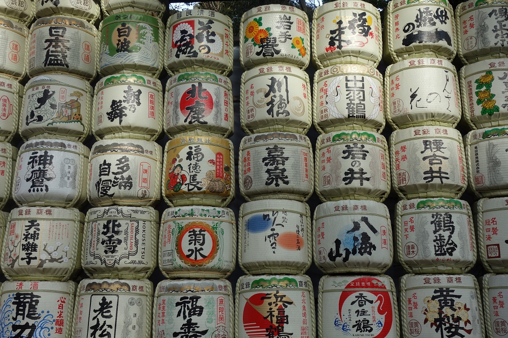 Kunstvoll verpackte Sake-Fässer
