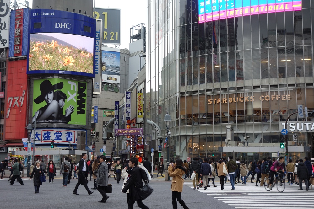 Shibuya Dressing - die meist fotografierte Kreuzung der Welt! Während alle Autos bei Rot warten, sind alle Ampeln für Fußgänger auf Grün geschaltet. Los geht's mit der diagonalen Überquerung! Gibt es auch oft in Sapporo, sehr praktisch... Und: In Japan wartet man grundsätzlich auf Grün, bei Rot geht - fast - niemand. 