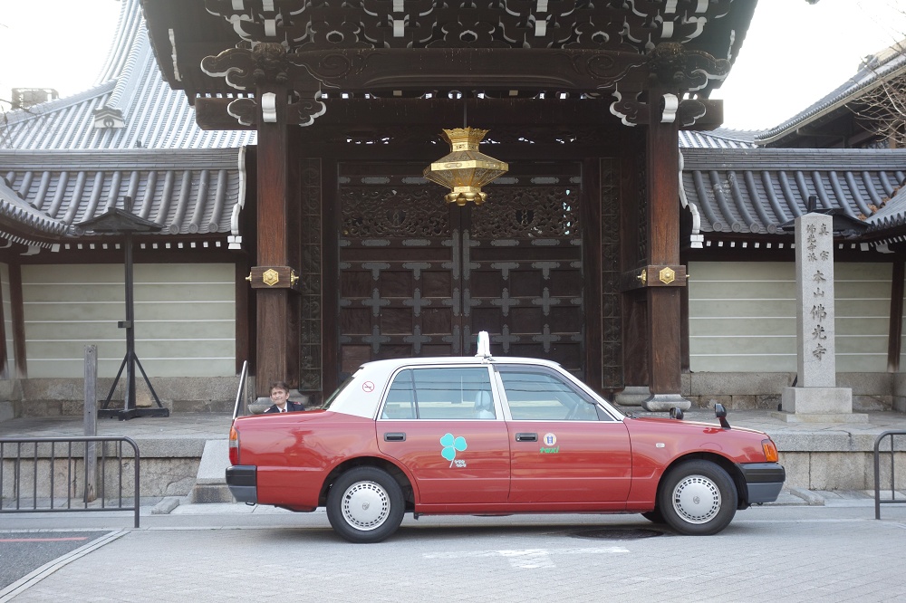 Taxi vor Tempel: Zigarettenpause