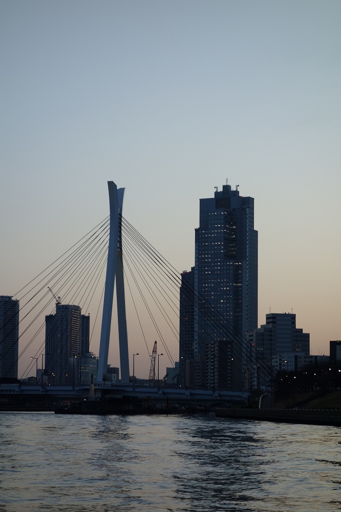 Neue Perspektiven: Blick vom Schiff auf eine der unzähligen Brücken Tokios über den Fluss Sumida