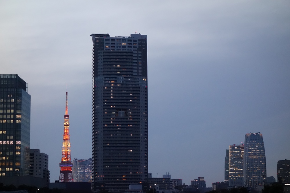 Rot leuchtend: Links der Tokyo Tower, mit 333 Metern höher als sein Vorbild, der Eiffelturm in Paris